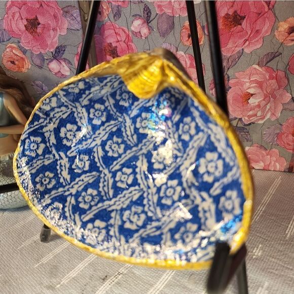 DECOUPAGE CLAM SHELL DECOUPAGE BLUE PATTERN ON A CLAM SHELL TRINKET DISH - Picture 3 of 11